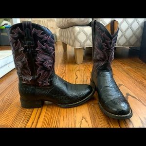 Quill Ostrich leather Ariat Cowboy boots. Great condition, black in color